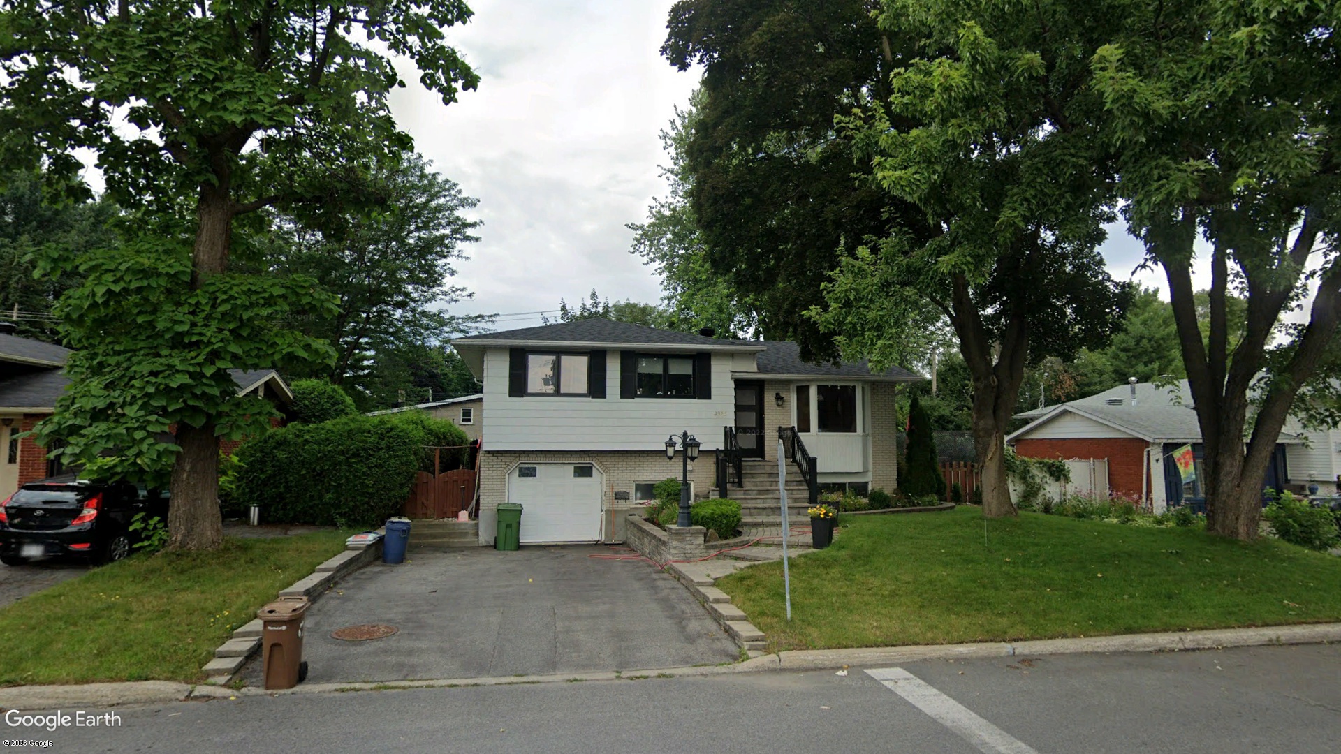 Tax Sale Montreal, Quebec - 040102-91