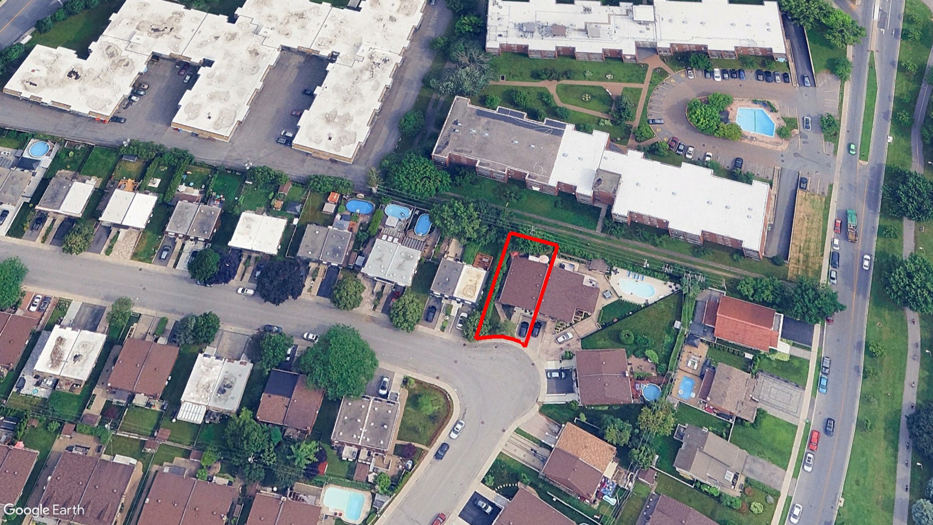 Tax Sale Montreal, Quebec - 040504-99