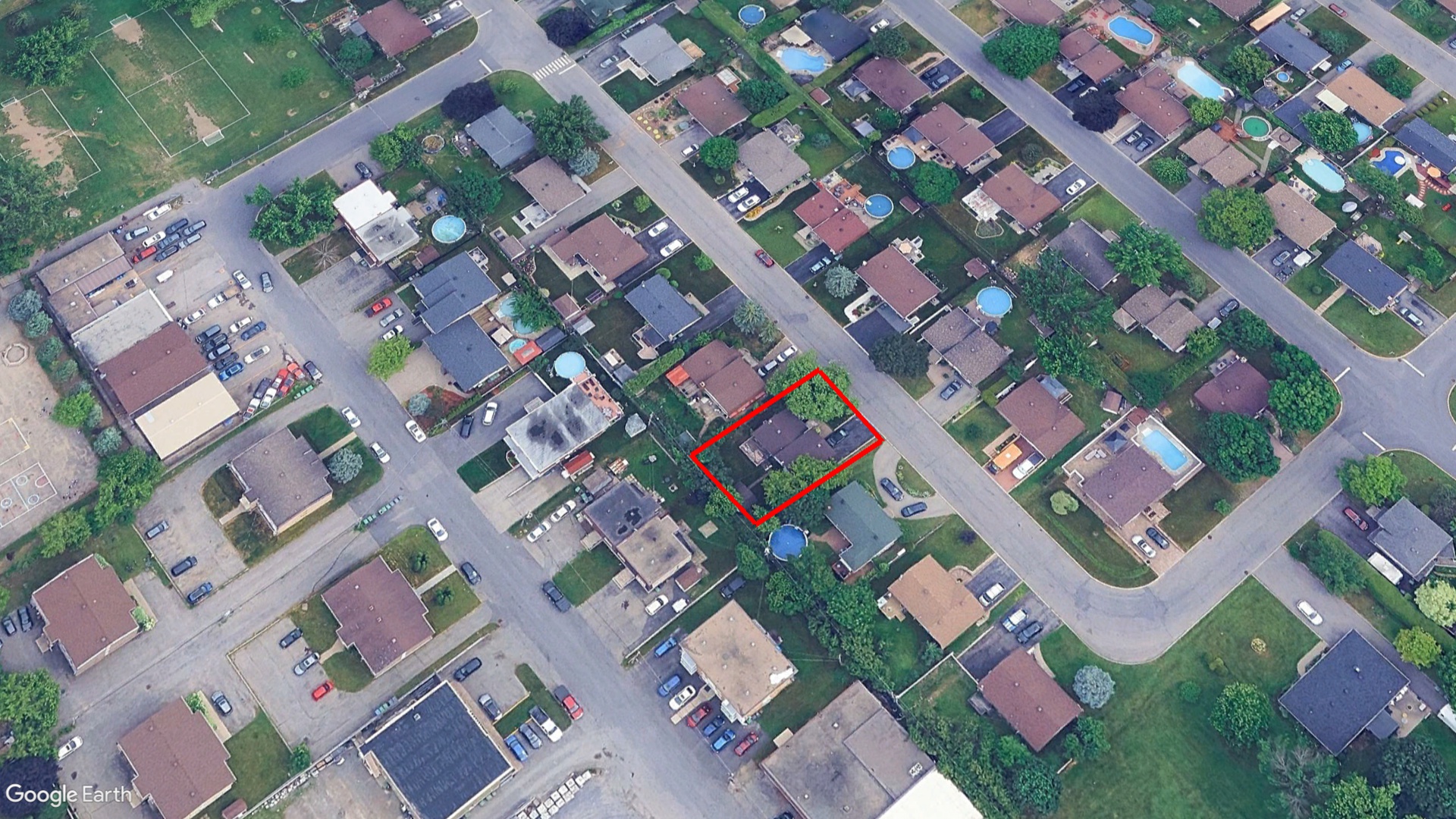 Tax Sale Montreal, Quebec - 040528-66