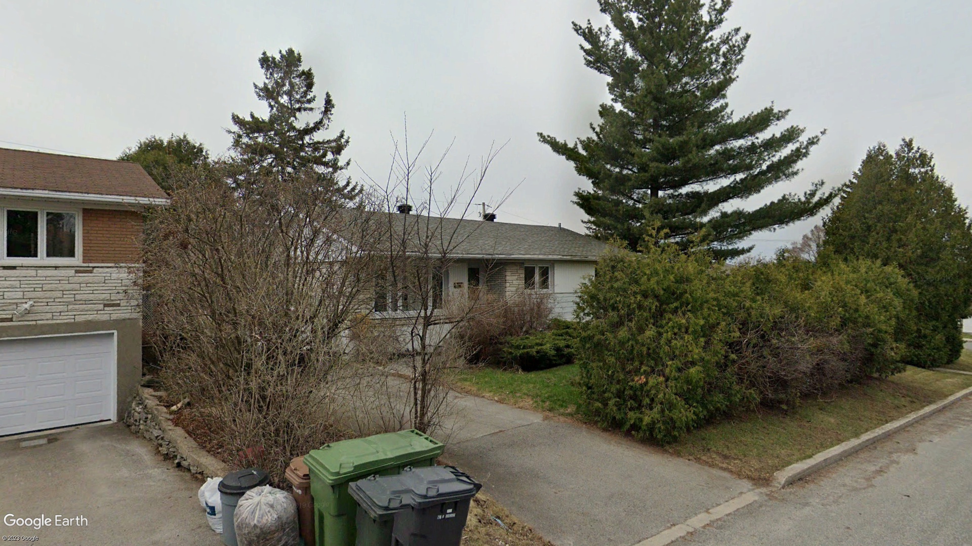 Tax Sale Montreal, Quebec - 040128-04