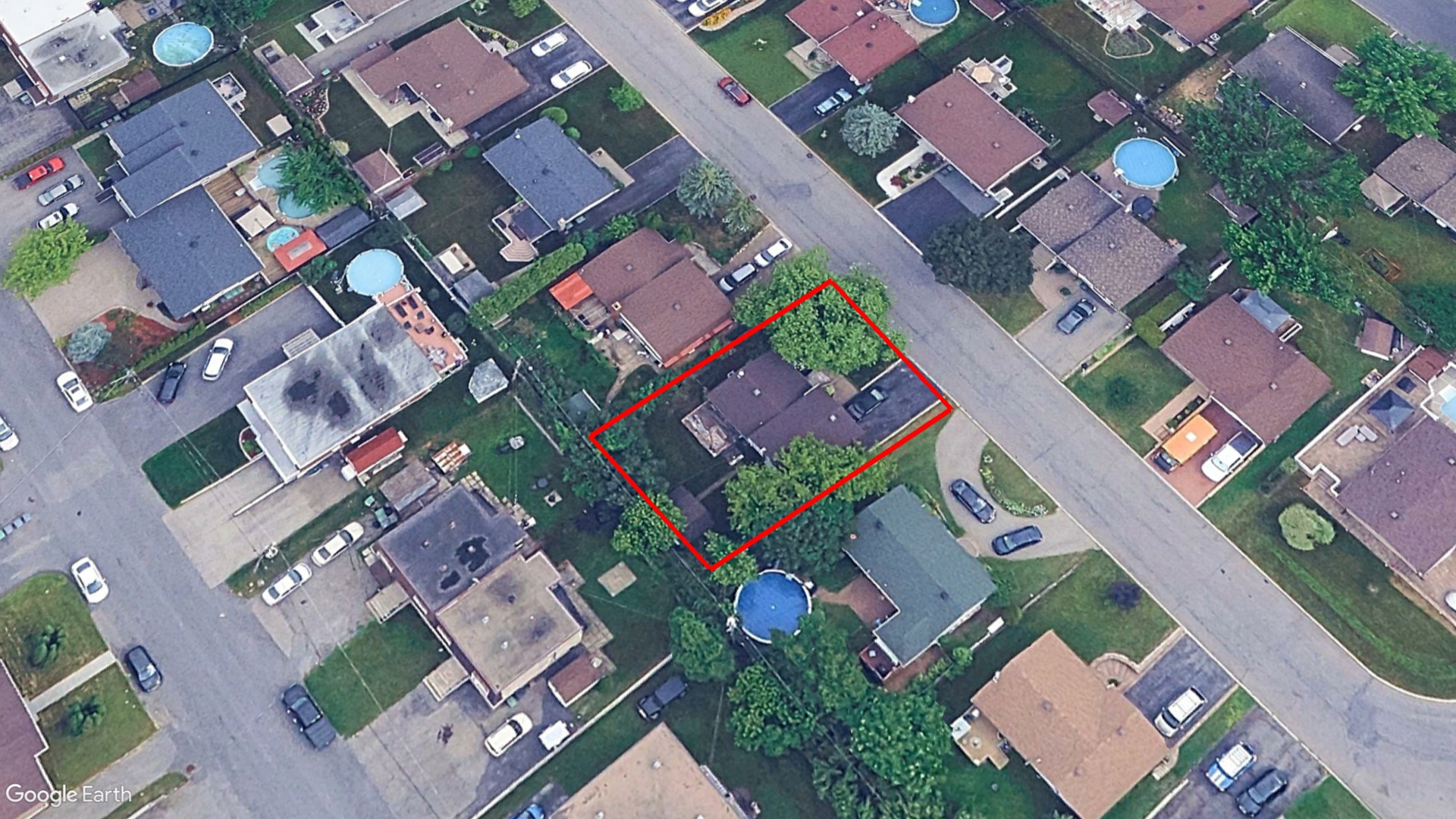 Tax Sale Montreal, Quebec - 040528-66