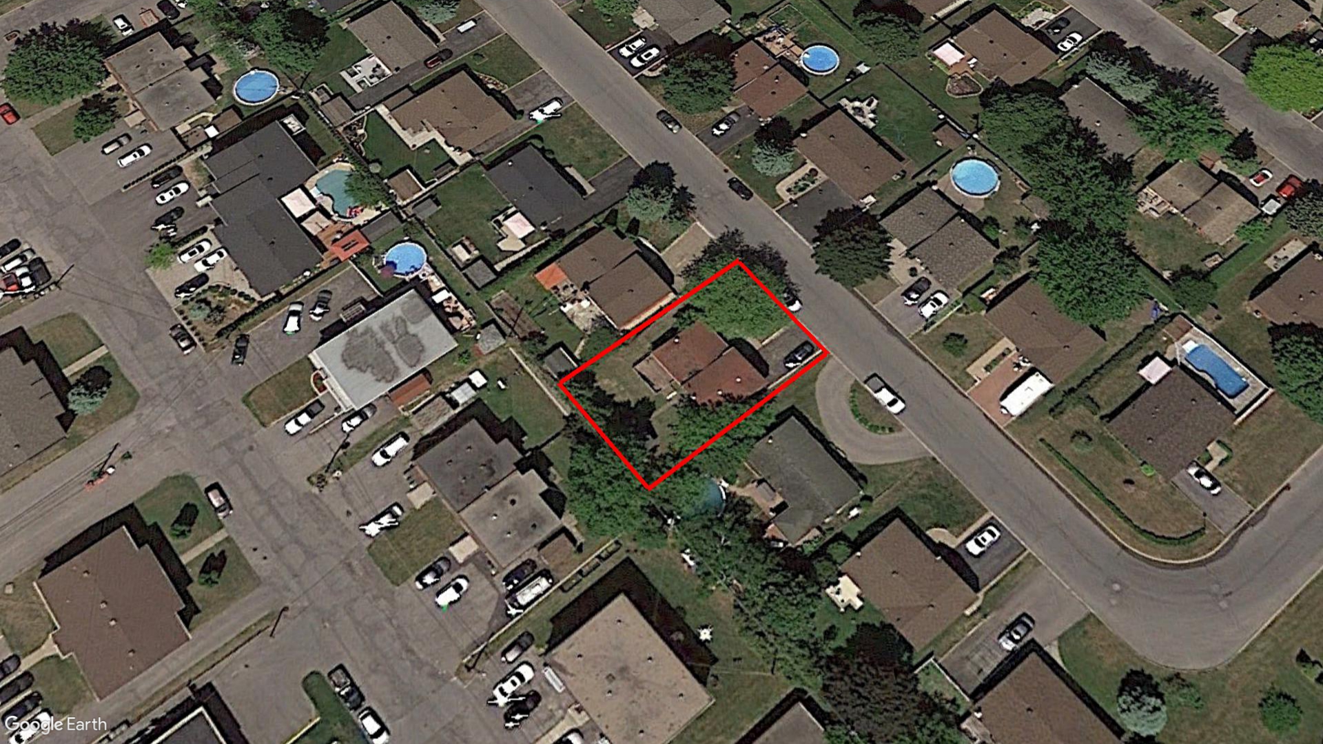 Tax Sale Montreal, Quebec - 040528-66