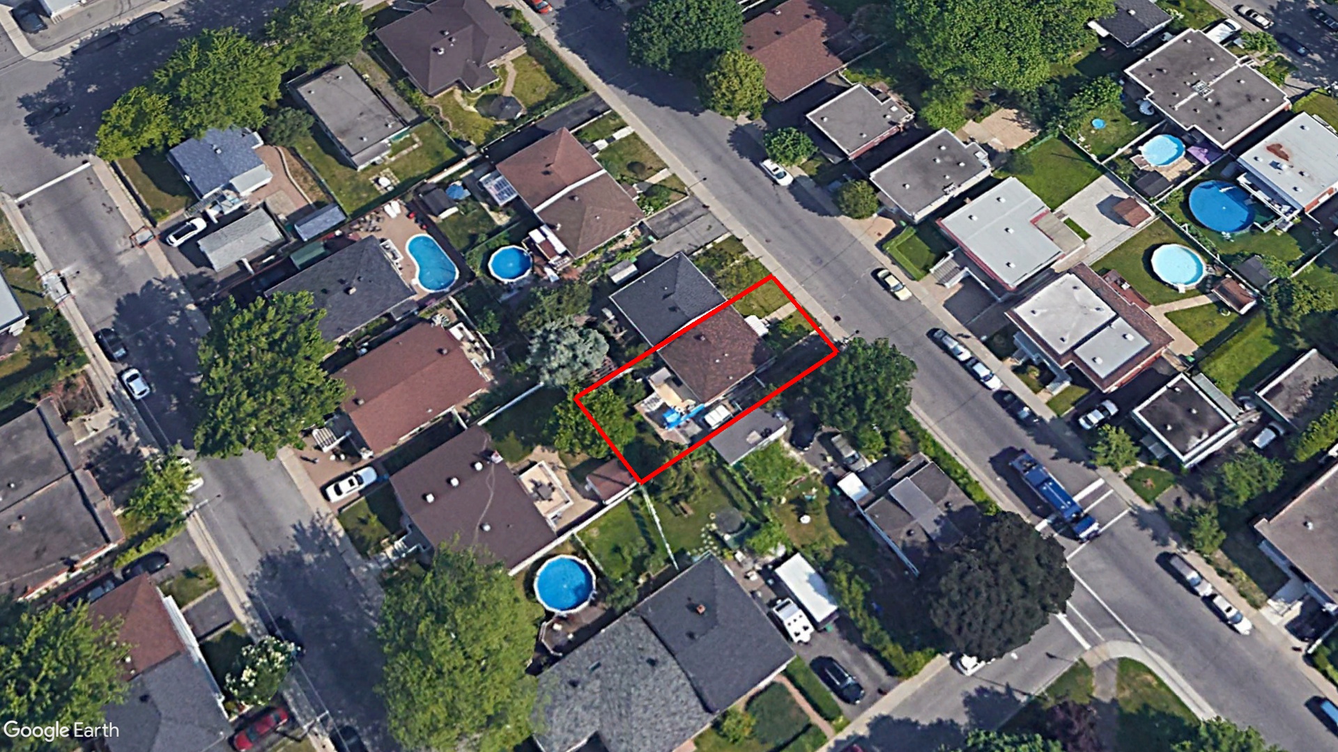 Tax Sale Montreal, Quebec - 020706-05